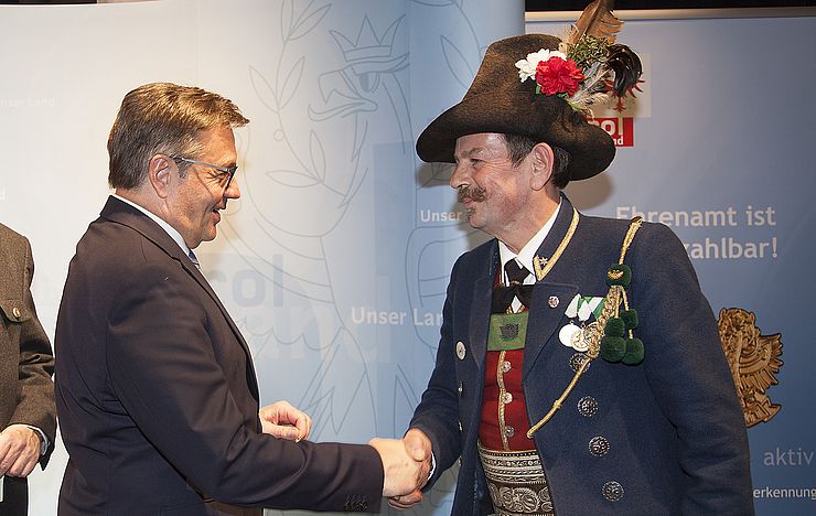 LH Günther Platter verlieh Wolfgang Hotter aus Hall die Tiroler Ehrenamtsnadel in Gold.