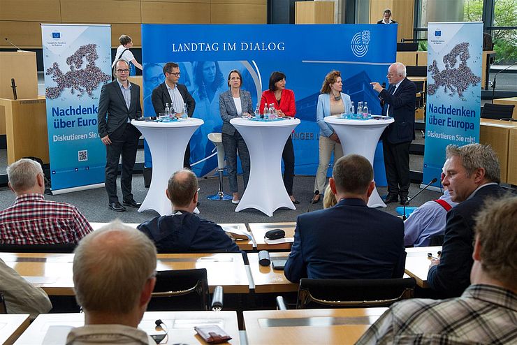 LTP van Staa mit weiteren Gästen am Podium im Sitzungssaal des Thüringer Landtages
