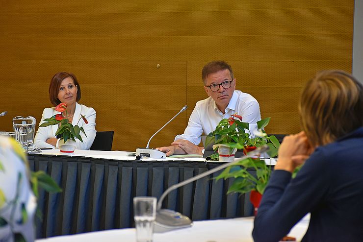 BM Rudolf Anschober und LRin Gabriele Fischer nahmen sich den Anliegen der Betroffenen, ExpertInnen und VertreterInnen verschiedener Institutionen und Initiativen an. 