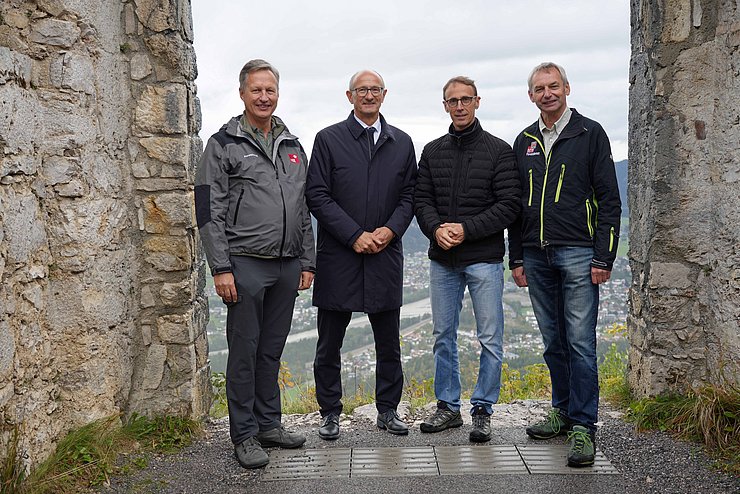 Gruppenfoto in den Burgruinen