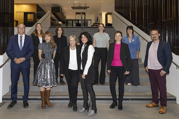 Im Bild: Landeshauptmann Anton Mattle mit den Preisträgerinnen und Preisträgern: Magdalena „Lenny“ Schweissgut, Carmen Brucic, Angelika Rainer, Maria und Hannah Crepaz, Angelika Wischermann, Claudia Unterkofler, Ina Hsu und Florian Margreiter. 