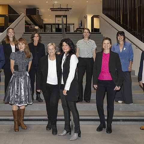 Im Bild: Landeshauptmann Anton Mattle mit den Preisträgerinnen und Preisträgern: Magdalena „Lenny“ Schweissgut, Carmen Brucic, Angelika Rainer, Maria und Hannah Crepaz, Angelika Wischermann, Claudia Unterkofler, Ina Hsu und Florian Margreiter. 