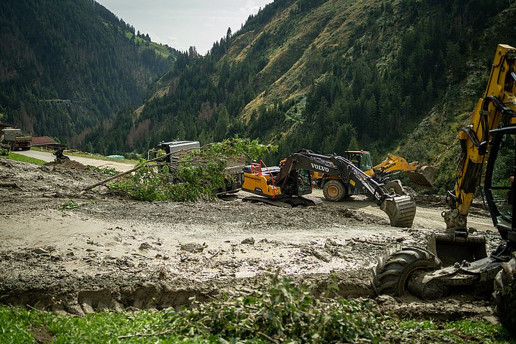 Bagger auf Straße graben Mure weg