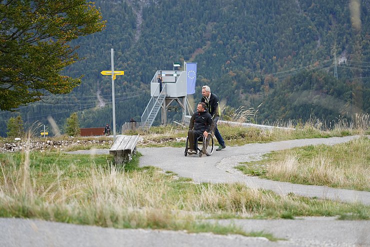 Rollstuhlfahrer auf Wanderweg