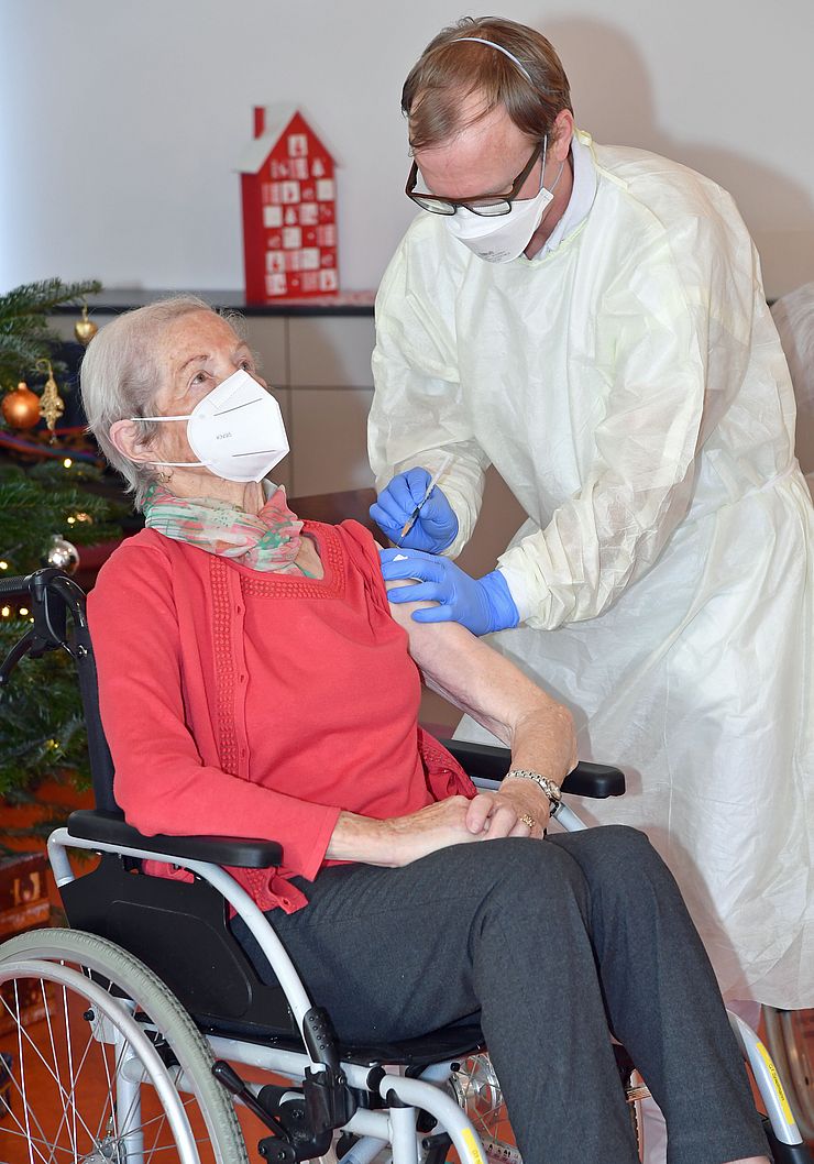 Anschließend wurde gegen 10 Uhr mit den Impfungen begonnen. Die 95-Jährige Notburg Perkhofer aus Mieming wurde als erste Tirolerin geimpft. 