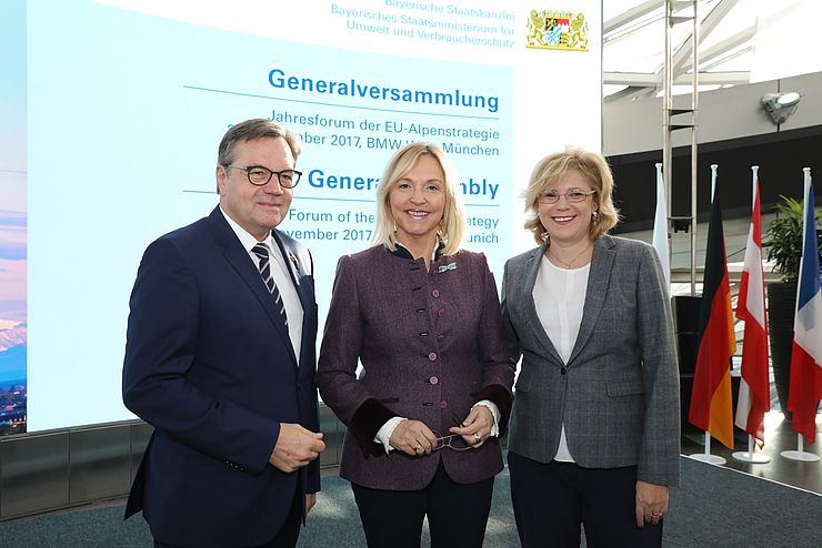 LH Günther Platter mit der Bayerischen Staatsministerin für Europaangelegenheiten und regionale Beziehungen Beate Merk und der EU-Kommisarin für Regionalpolitik Corina Cretu.