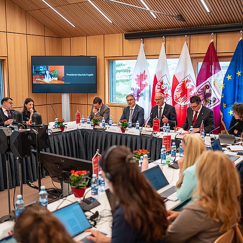 � Land Tirol/Fitsch Euregio tagte auf Burg Trautson