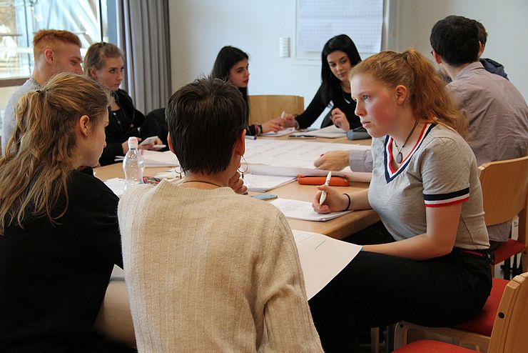 In Kleingruppen diskutierten die Jugendlichen über Mobilität, nachhaltiger Lebensmittelproduktion sowie Studien- und Arbeitsmöglichkeiten in der Europaregion.