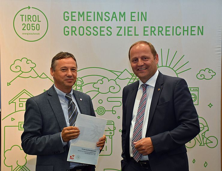 Die von Energiereferent LHStv Josef Geisler (re.) und Abteilungsvorstand Leo Satzinger präsentierte neue einkommensunabhängige Impulsförderung soll die Umweltwärme in Tirol auf die Überholspur bringen.