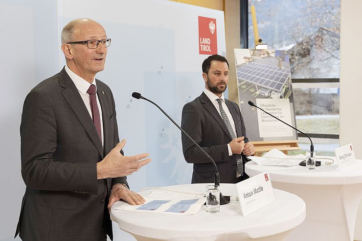LH Anton Mattle präsentierte bei der Pressekonferenz den neuen "Fördercall": Acht Millionen Euro sollen im Jahr 2023 zur Verfügung gestellt werden, um die benötigte Unterkonstruktion für PV-Anlagen bei Parkplätzen zu fördern. 