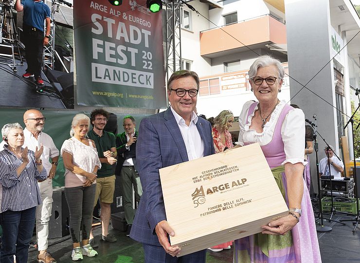 LH Platter mit Gewinnerin eines Kulinarik-Korbes