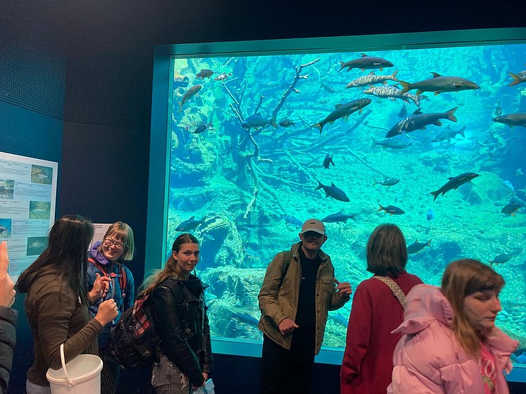 © Land Tirol Maria Koch Gruppenbild mit Aquarium im Hintergrund