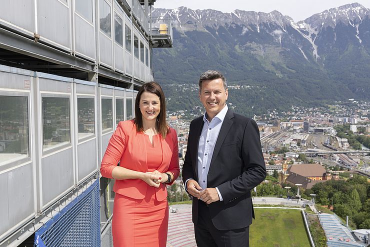 Gruppenfoto - im Hintergrund Auslauf der Bergiselschanze und Innsbruck zu sehen