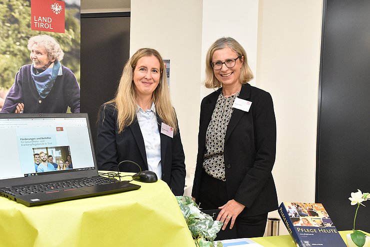 Zwei Frauen hinter Stand