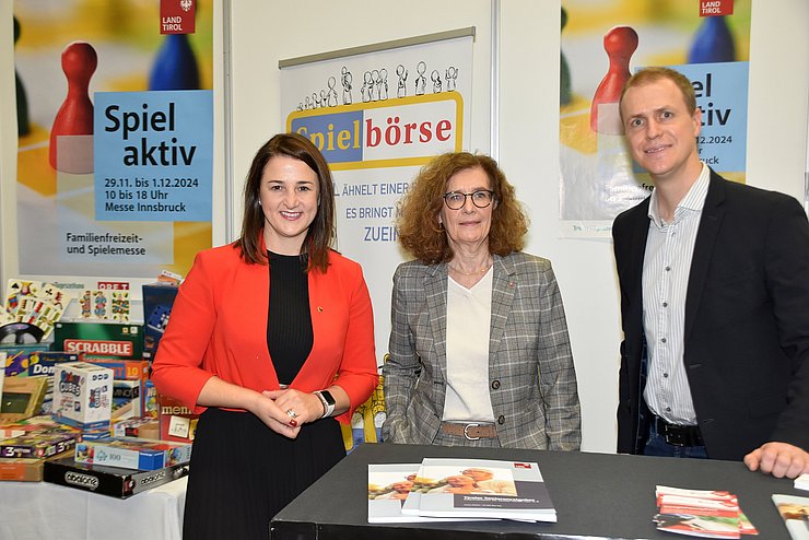 Am Stand der Abteilung Gesellschaft und Arbeit des Landes Tirol auf der SENaktiv 2024: V. li. Seniorenlandesrätin Astrid Mair, Ines Bürgler (Abteilungsvorständin) und Michael Wötzer (Abteilungsvorstand-Stellvertreter).