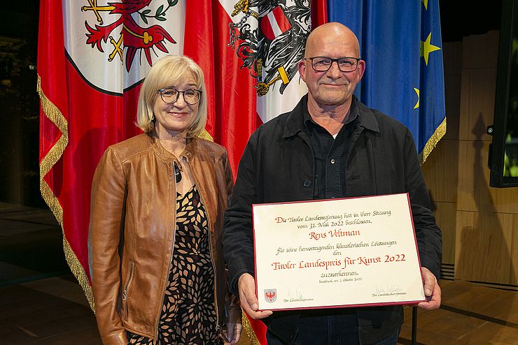 Der Tiroler Landespreis für Kunst 2022 ging an Rens Veltman, im Bild mit LRin Beate Palfrader. 