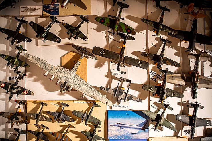 Verschiedene militärische Flugzeugmodelle im "Militärmuseum Hans Stock" in Vomp/Fiecht.