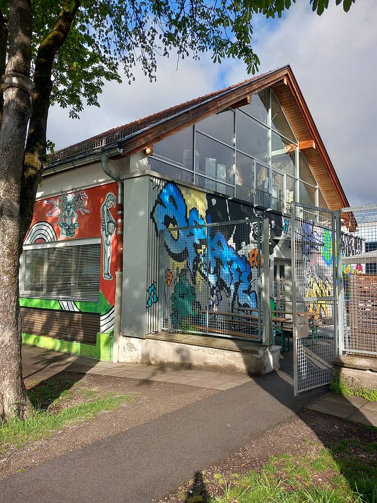 Ausenaufnahme von Nikado: ein Haus mit Graffiti bemalen 