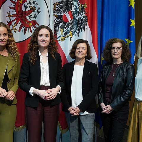� Land Tirol/Saxl 16. Tiroler Integrationsenquete: Wege aus der Einsamkeit finden