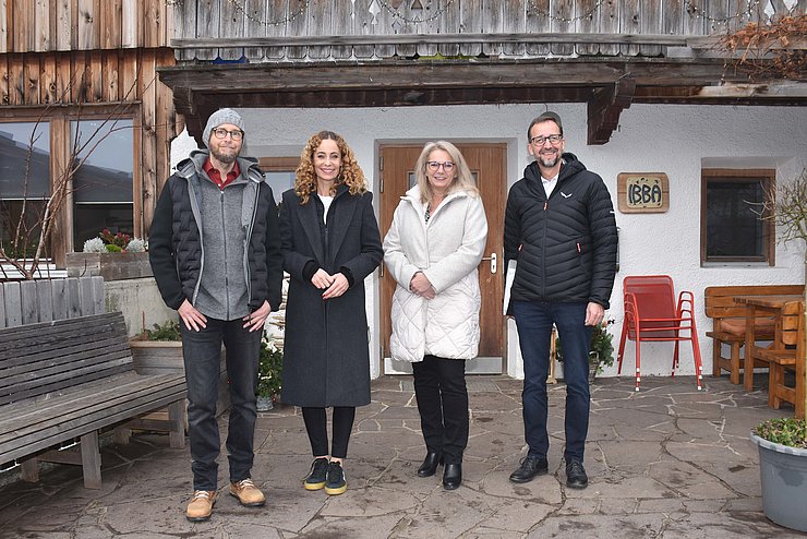 Gruppenfoto vor Hofeingang