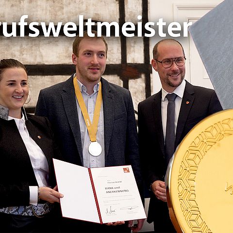 LRin Astrid Mair und LR Mario Gerber empfingen Berufsweltmeister Florian Bliem im Innsbrucker Landhaus, um ihm persönlich zu seinem Erfolg zu gratulieren.