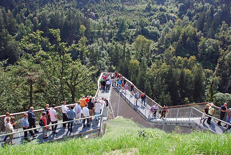 Zahlreiche TirolerInnen und Gäste waren bei der Eröffnung mit auf dem Weg – hier an der Aussichtsplattform „Drachenfelsen“.