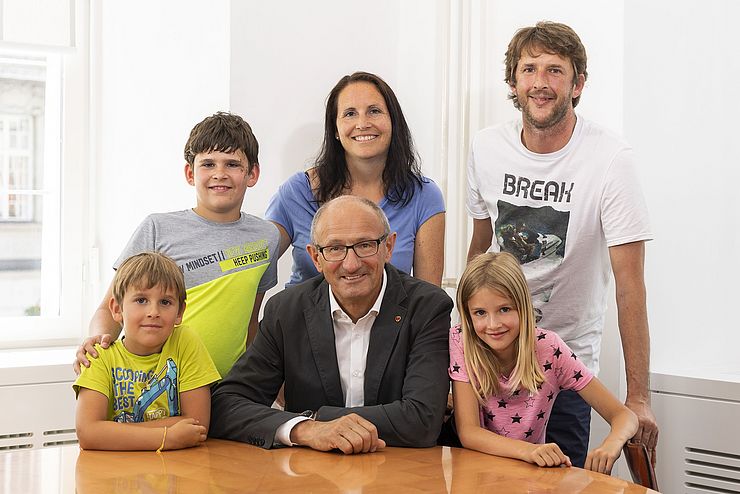 Gruppenfoto Landesrat Anton Mattle mit einer Familie