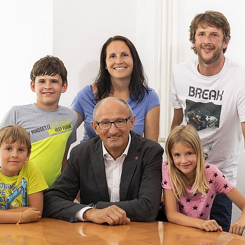 Gruppenfoto Landesrat Anton Mattle mit einer Familie