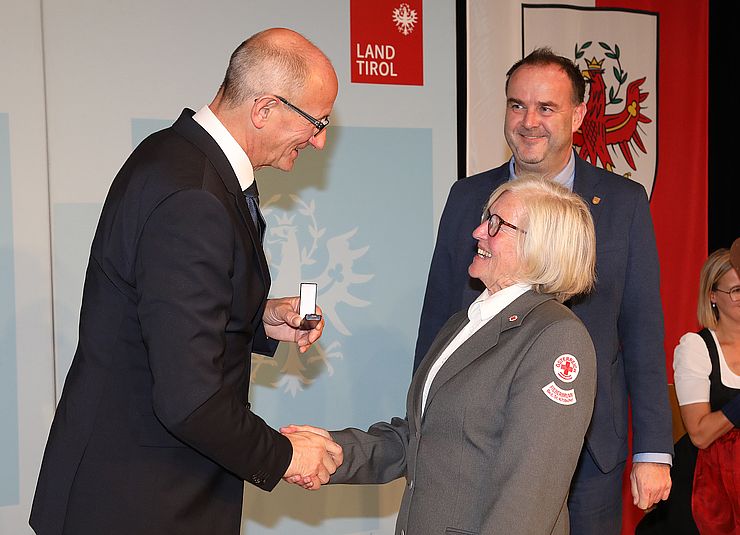 LH Mattle überreicht Anna Elisabeth Höfer die Tiroler Ehrenamtsnadel in Gold. 