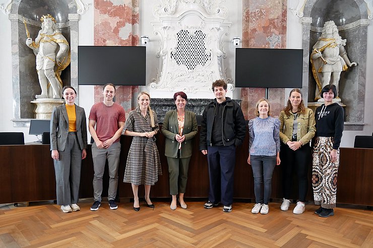© Maximilian Oswald/Landtagsdirektion Studierende der Universität Innsbruck mit LTPin Sonja Ledl-Rossmann und LRHDin Monika Aichholzer-Wurzer