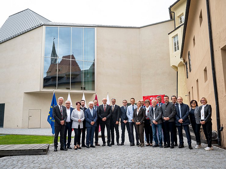 Gruppenbild der Euregio-Versammlung vor der Stadtbibliothek Brixen