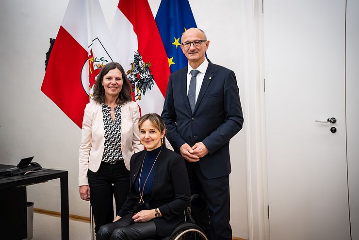 LH Anton Mattle mit Antidiskriminierungsbeauftragter Isolde Kafka (links) mit Stellvertreterin Daniela Friedle (rechts).