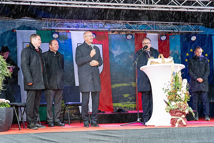 LHStv Josef Geisler (4.v.li.) und Bürgermeister von Scheffau Christian Tschugg (2.v.li.) freuten sich mit Vertretern des Landes, der ausführenden Firma Bodner und Mitarbeiterinnen der Gemeinde über die Verkehrsfreigabe der Unterflurtrasse in Scheffau. 