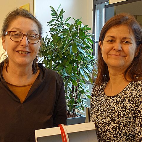 Die steirische Soziallandesrätin Doris Kampus (re.) lud LRin Christine Baur zu einem Erfahrungsaustausch über den Entstehungsproszess des Tiroler Teilhabegesetzes nach Graz ein.