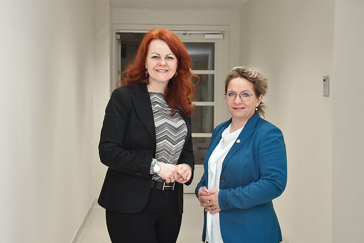 Landesrätin Hagele begrüßt Kathrin Hörschläger als neue Pflegekoordinatorin.