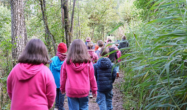 Kinder auf einem schmalen Wanderweg 