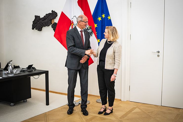 Landeshauptmann Anton Mattle begrüßt die belgische Botschafterin Caroline Vermeulen in seinem Büro.