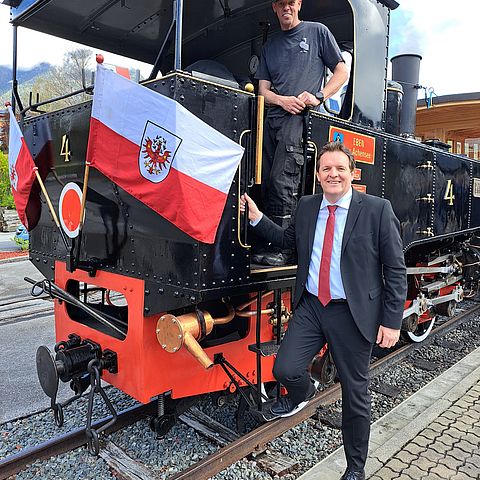Verkehrslandesrat Renè Zumtobel freut sich über die Konzessionsverlängerung der Achenseebahn bis 2034.