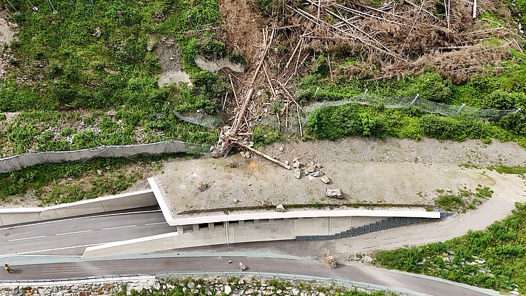 Luftaufnahme der Galerie: massiver Felssturz und große Steine die im Hang und auf Galerie liegen