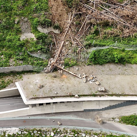 Luftaufnahme der Galerie: massiver Felssturz und große Steine die im Hang und auf Galerie liegen