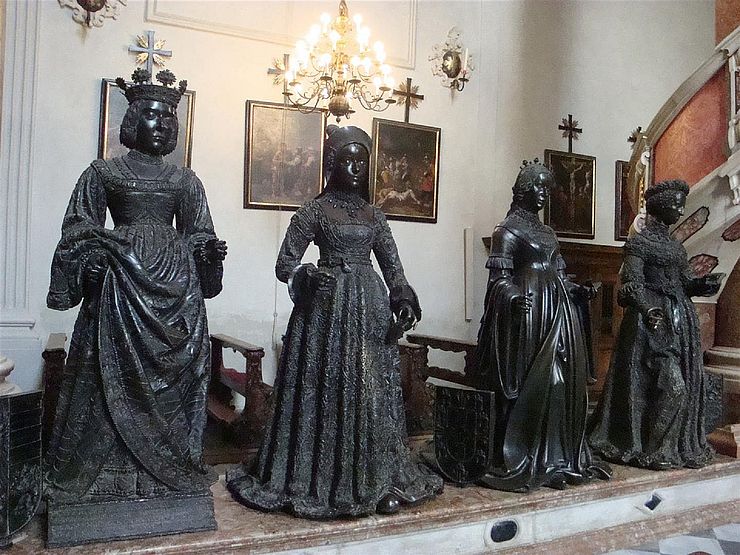 Vier Grabfiguren (sogenannte "Schwarze Mander") in der Hofkirche zu Innsbruck.