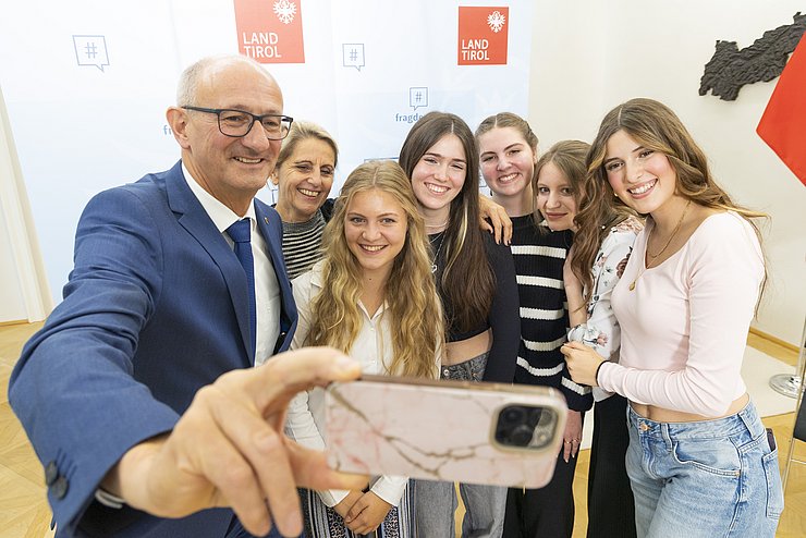 Der Landeshauptmann macht ein Selfie mit einer Schülerinnengruppe. 