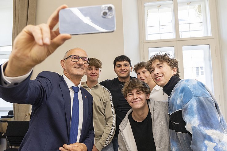 LH Mattle macht ein Selfie mit SchülerInnen der Klasse.