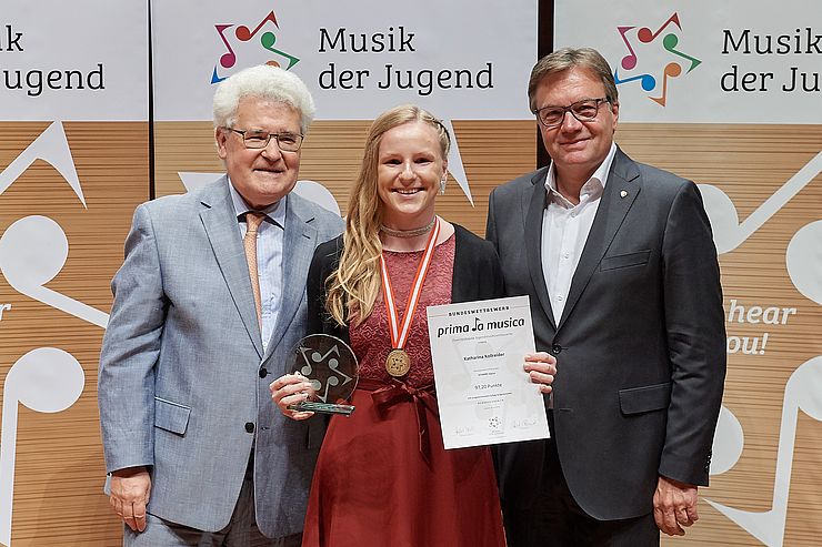 LH Günther Platter und Univ.-Prof. Paul Roczek gratulieren Katharina Kollreider zu ihrem Bundessieg in der Kategorie Gitarre III plus.