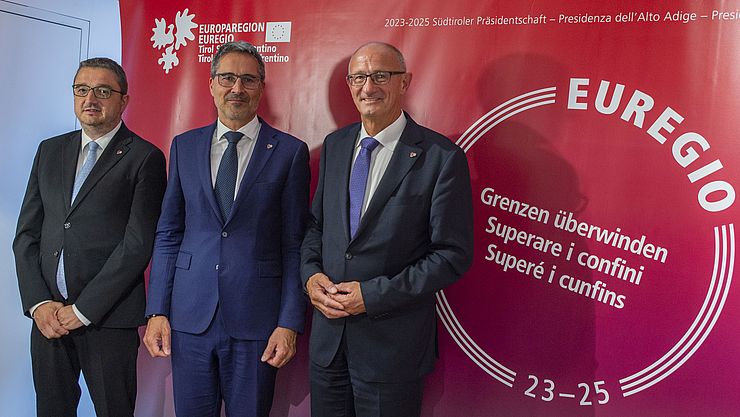 Die Landeshauptleute Anton Mattle, Arno Kompatscher und Maurizio Fugatti bei der offiziellen Übergabe der Euregio-Präsidentschaft an Südtirol.