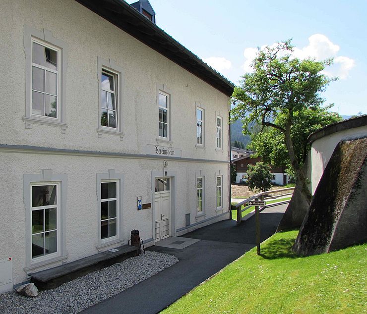 Außenansicht des "Bergbau- und Heimatmuseums" in "Jochberg"