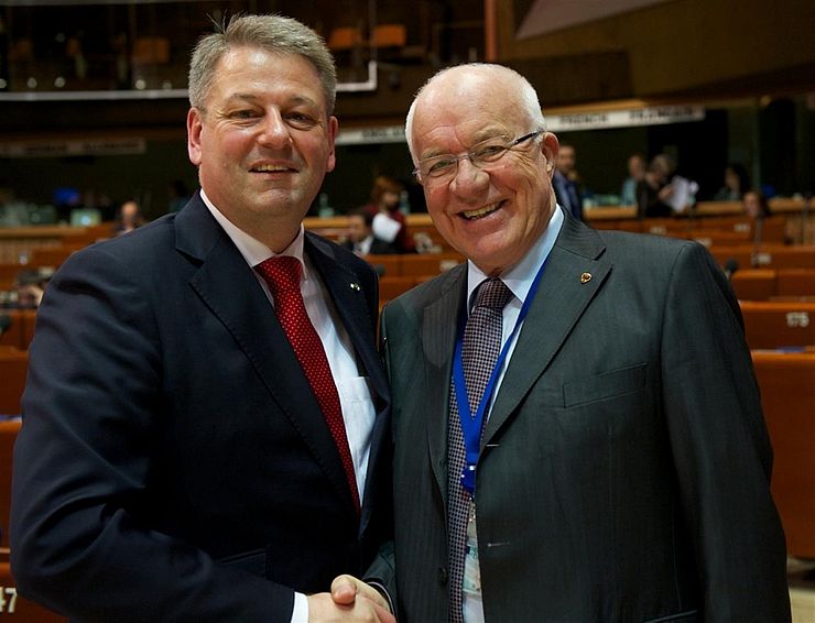 Bundesminister Rupprechter und LTP van Staa im Plenarsaal des Europarates in Straßburg