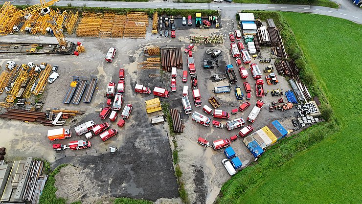 Luftaufnahme Feuerwehrautos auf Parkplatz