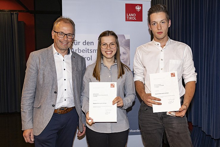 Landtagsabgeordneter Martin Mayerl (li.) gratulierte unter anderem Sabrina Steidl (Verwaltungsassistentin-Lehrling im dritten Lehrjahr in der Gemeinde Innervillgraten) und Dennis Pfeifhofer (Tischlerlehrling im dritten Lehrjahr bei der Firma Wieser).