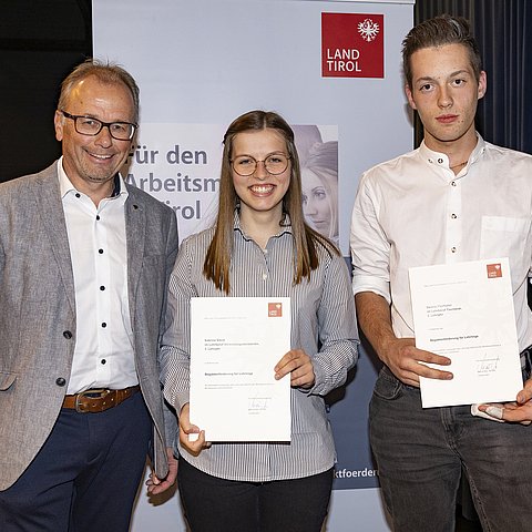 Landtagsabgeordneter Martin Mayerl (li.) gratulierte unter anderem Sabrina Steidl (Verwaltungsassistentin-Lehrling im dritten Lehrjahr in der Gemeinde Innervillgraten) und Dennis Pfeifhofer (Tischlerlehrling im dritten Lehrjahr bei der Firma Wieser).